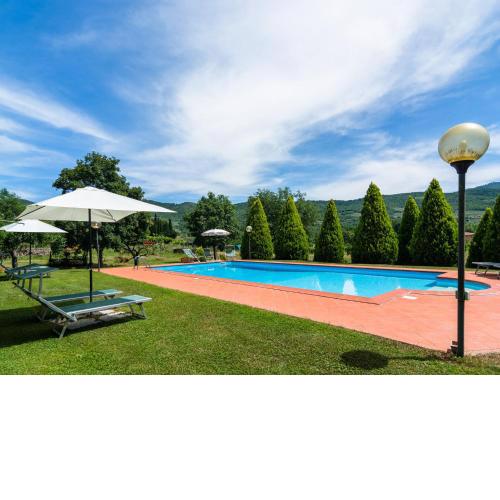 Beautiful Farmhouse with Swimming Pool near Lake in Tuscany