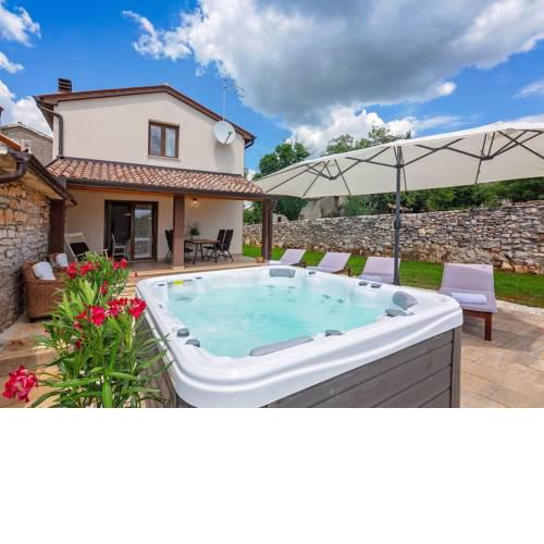 Beautiful Holiday Home in Baderna with Jacuzzi