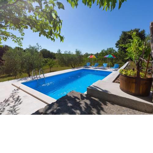 Beautiful Holiday Home with Swimming Pool in Momjan