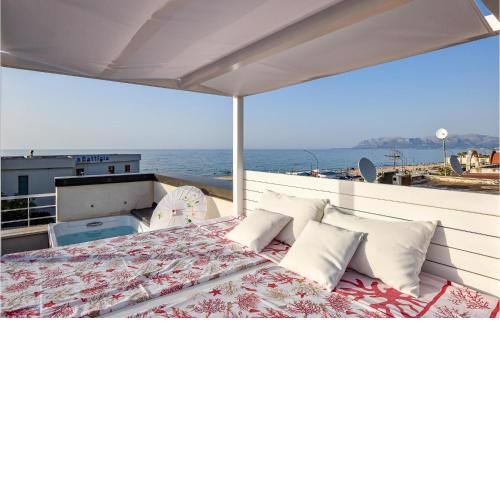 Beautiful home in Alcamo with 4 Bedrooms, Jacuzzi and WiFi