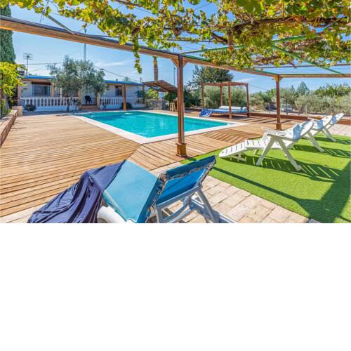 Beautiful home in Arahal w/ Outdoor swimming pool, WiFi and 4 Bedrooms