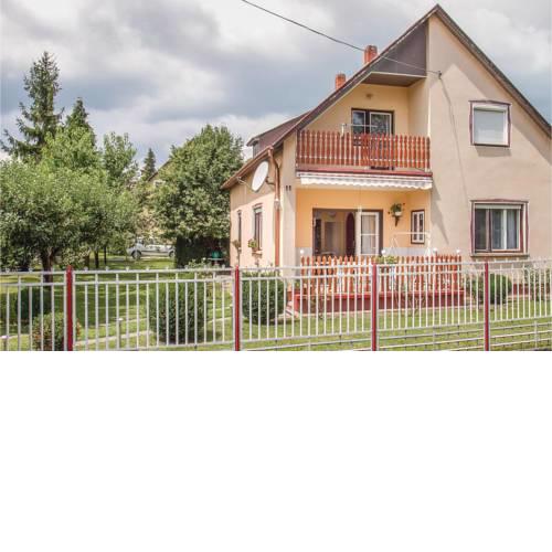 Beautiful home in Balatonkeresztúr w/ 2 Bedrooms