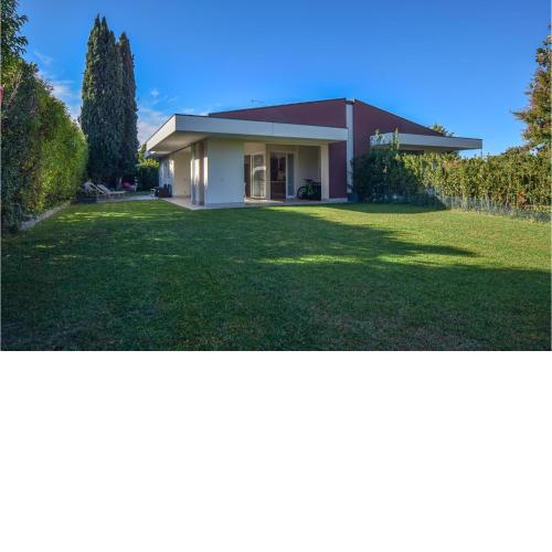Beautiful home in Bardolino with Outdoor swimming pool and 3 Bedrooms