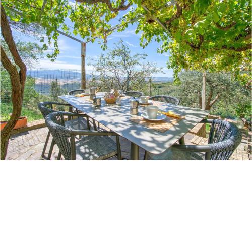 Beautiful home in Castelnuovo dellAbate with 3 Bedrooms and WiFi