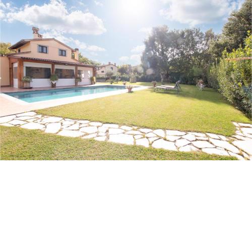 Beautiful home in Castiglion Fiorentino with Outdoor swimming pool and 4 Bedrooms