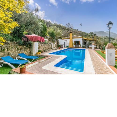 Beautiful home in Córdoba with Outdoor swimming pool, WiFi and 4 Bedrooms