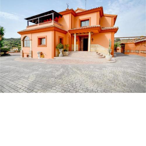 Beautiful home in Estepona with Outdoor swimming pool, WiFi and 6 Bedrooms