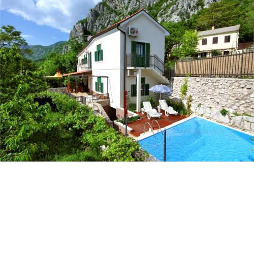 Beautiful home in Grizane w/ Outdoor swimming pool, WiFi and 3 Bedrooms