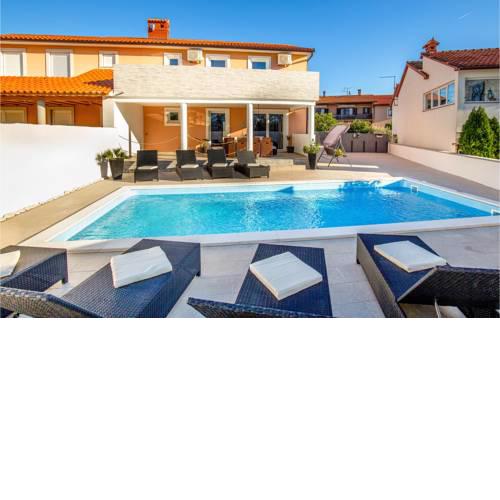 Beautiful home in Marcana w/ Outdoor swimming pool and 4 Bedrooms