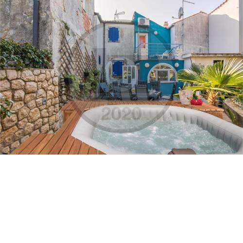 Beautiful home in Miholascica w/ Jacuzzi and 3 Bedrooms