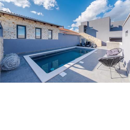 Beautiful home in Nadin w/ Outdoor swimming pool and 2 Bedrooms