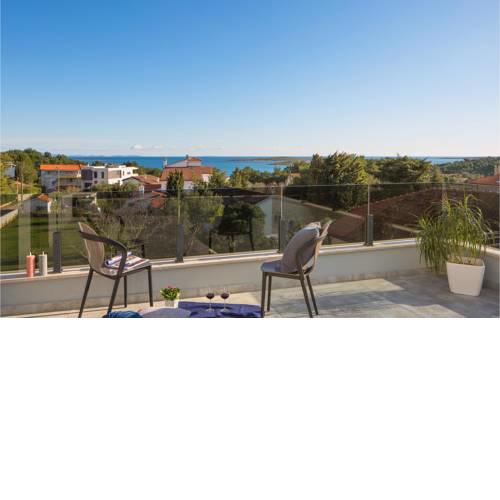 Beautiful home in Premantura w/ Jacuzzi, Sauna and WiFi