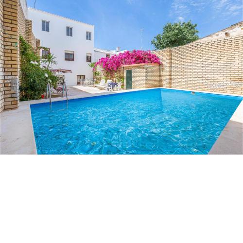 Beautiful home in Sevilla with Outdoor swimming pool and 5 Bedrooms