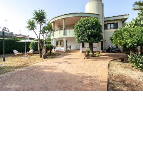 Beautiful home in Siracusa with WiFi and 3 Bedrooms