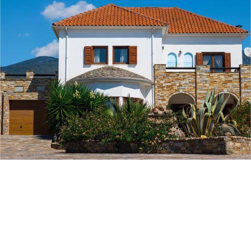 Beautiful home in Volos with 4 Bedrooms