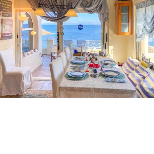Beautiful home in Vrompousi Keratea w/ 3 Bedrooms