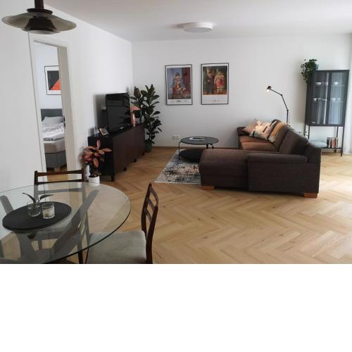 Beautiful new apt in old town near train station