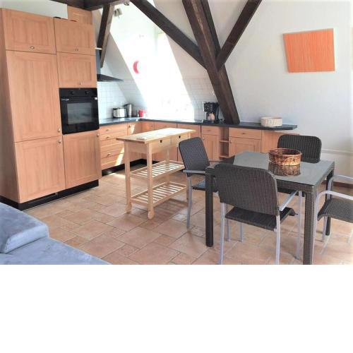 Beautiful Top Floor Apartment with Lake View