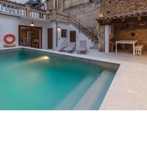 Beautiful townhouse located in the heart of the old town of Pollensa with private pool and AC