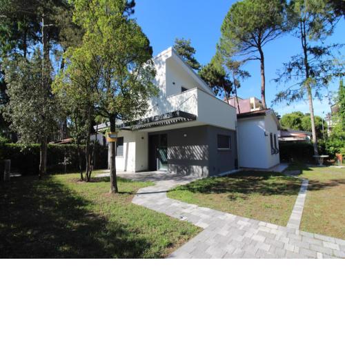 Beautiful villa close to the beach in Lignano Pineta By Beahost Rentals