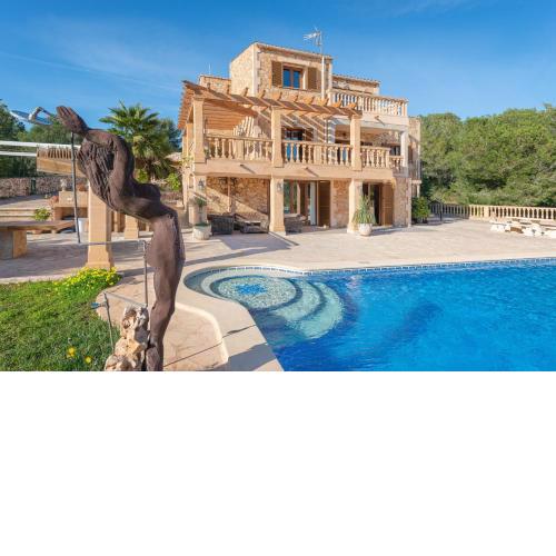 Beautiful villa Estepa on 3 levels with pool and BBQ and only 5 minutes by car to the beach of Porto Colom