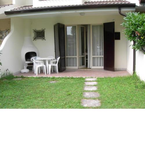 Beautiful Villa For 6 People-pool-tv-ac
