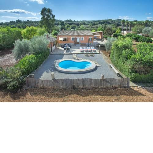 Beautiful Villa Garreta in Rustic Location