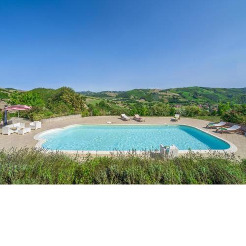 Beautiful Villa in Belforte all Isauro with Swimming Pool