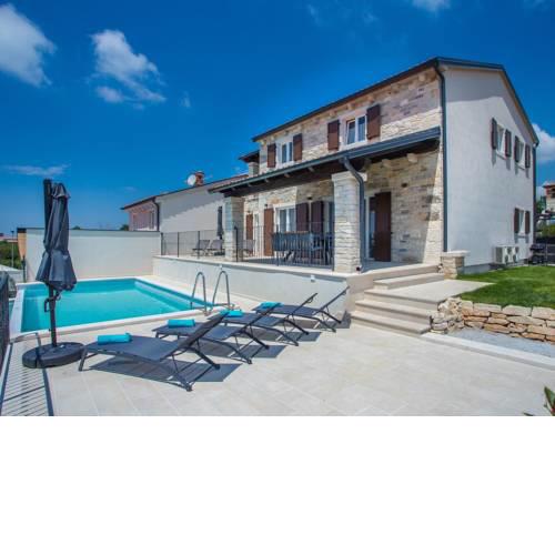Beautiful Villa in Sveti Lovrec with Swimming Pool