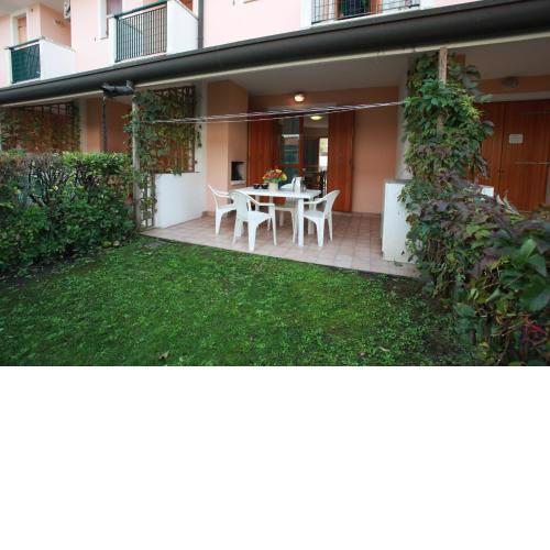Beautiful villa with private garden and porch by Beahost Rentals