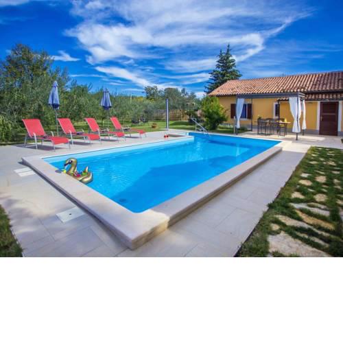 Beautifully Maintained Home with Swimming Pool in Kastelir