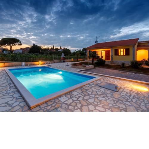Beautifully Maintained Villa with Swimming Pool in Kastelir