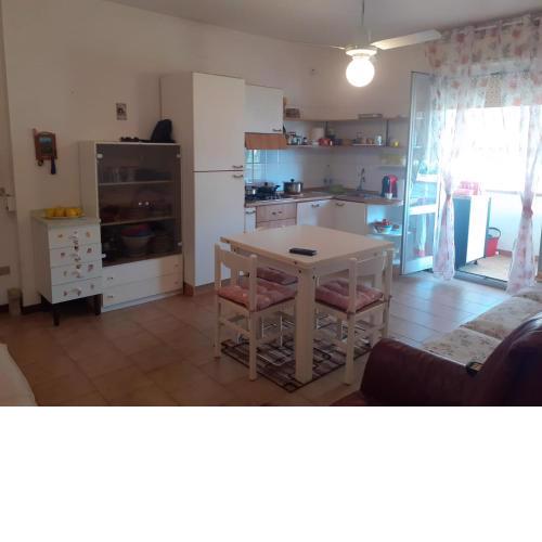 Bel appartement 2+1, spacieux, complet, grand balcon, vue dégagée, à 350m de la côte