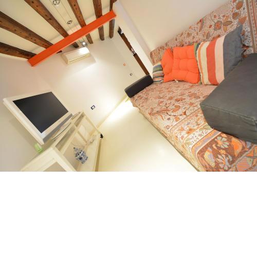 BIENNALE EASY aircond, 2pax wifi,courtyard