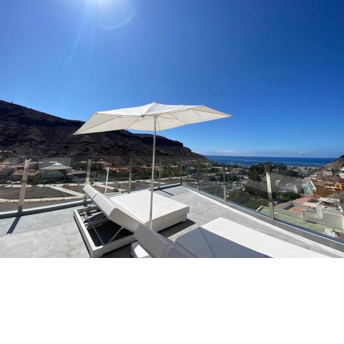 Billy's Marina 360 with pool access