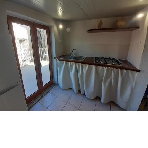 BILOCALE IMMERSO NEL BORGO CON VISTA MARE E MONTI
