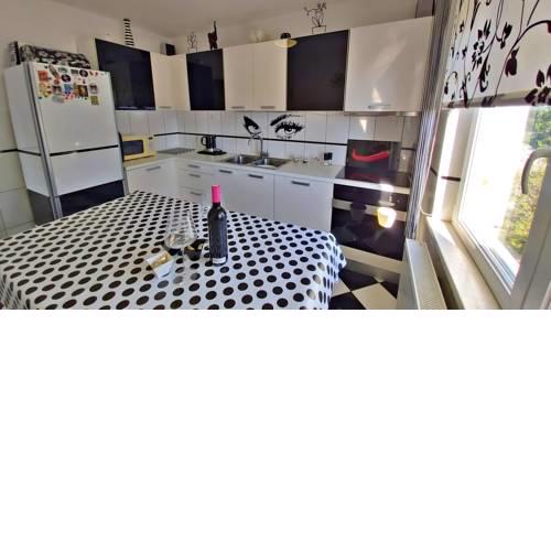 Black and White Apartment - 2 bedrooms, walk to the beach