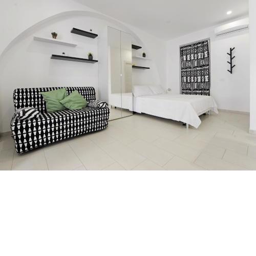 Black and White apartment by Wonderful Italy