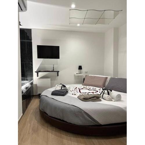 Black & White Luxury Rooms