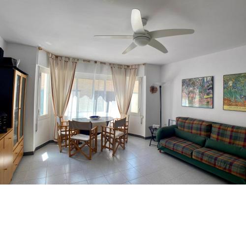 Blanes old town: 2 blocks/2 min walk to the beach