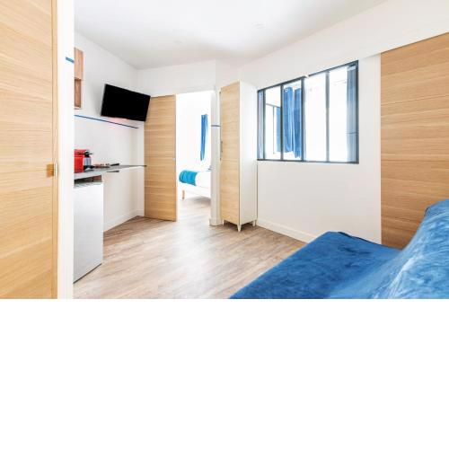 Blue apartment in Paris city center 8th Neighborhood XI