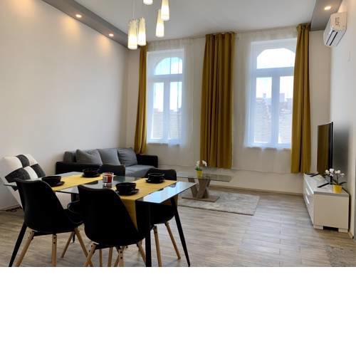 Blue Moon Luxury apt w A/C in CityCenter