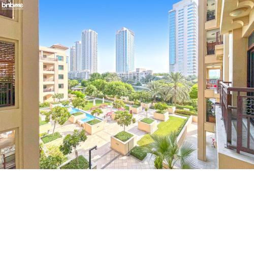 bnbmehomes - 2 BR Stunning Lake Views in Al Turia - 205