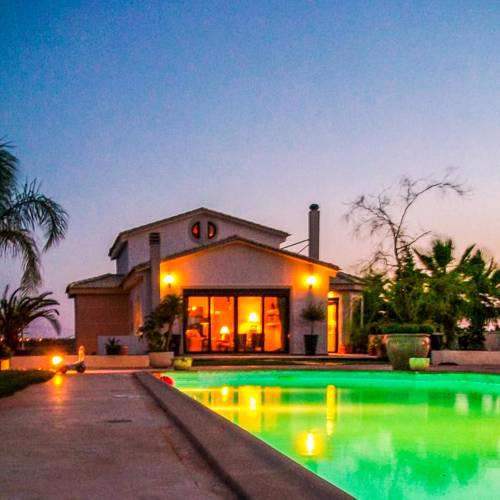 Bohemian Residence With Pool Close To Airport