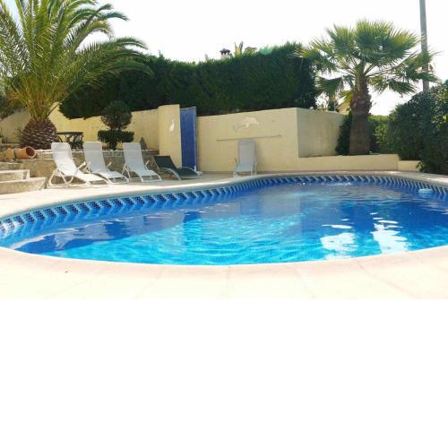 Bonita villa independiente con piscina privada grande en zona muy tranquila