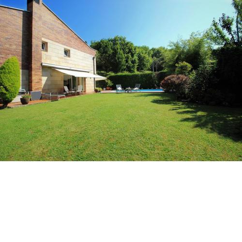 Bonita villa pareada con piscina privada