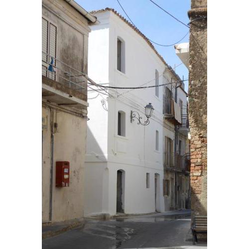 BORGO PETELIA, Casa Castiglione, Antica casa su due piani con scala esterna