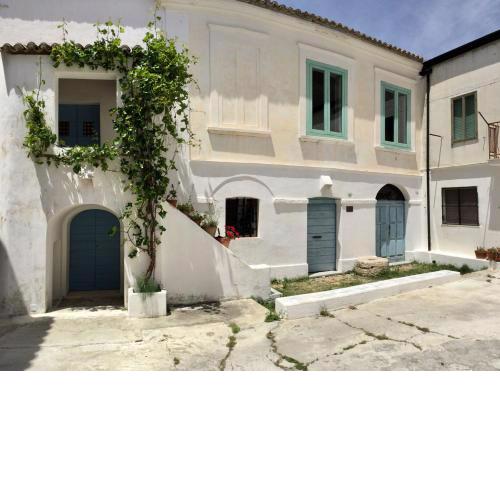 BORGO PETELIA, Casa Centro, Antica abitazione calabrese con giardino, ristrutturata