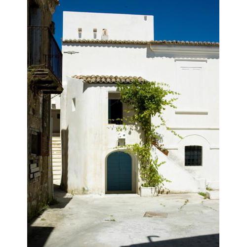BORGO PETELIA, Casa Fazio, Antica piccola casa con loggia e scala esterna