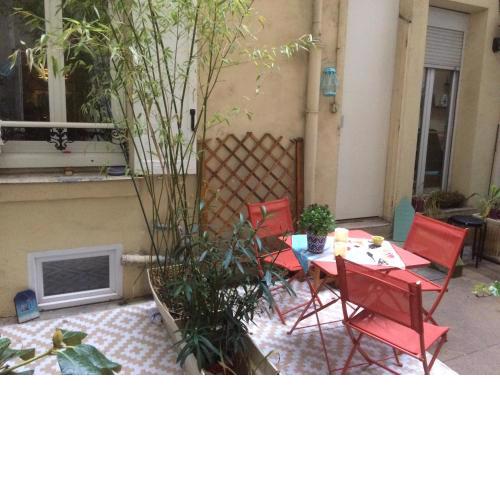 Boudoir " Avec Maryline M "- 2 Personnes - Rez de Chaussée ,Calme ,Vue sur Patio Privé Ombragé - Métro Brochant et Porte de Clichy